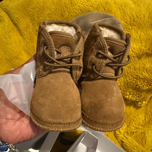 Baby Ugg Neumel with Matching Beanie - Picture 1 of 5